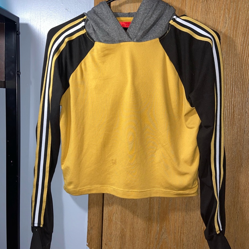 Long sleeve shirt kind of cropped